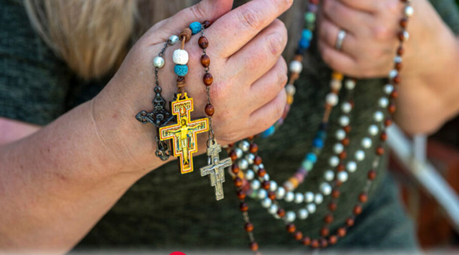 A Vallási Tradíciók és Kulturális Hagyományok Nyomában – Rózsafüzér és Amulett